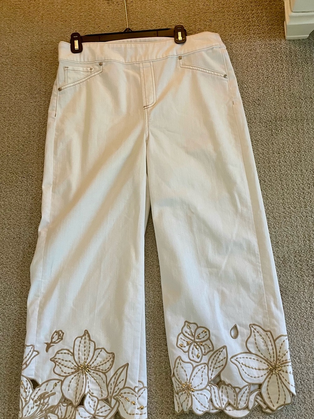 Chico’s White Cropped Wide-Leg Pants with Gold Floral Embroidery Cutouts - Picture 6 of 9